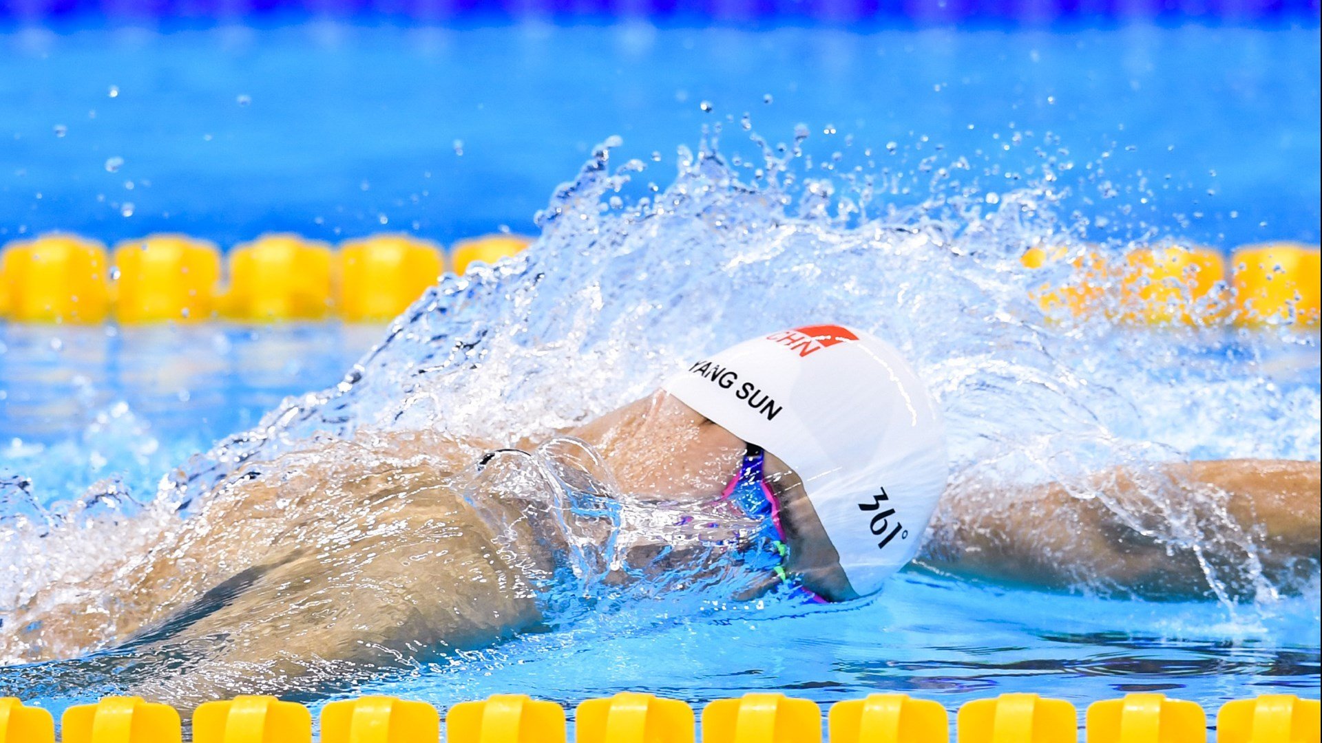 “武汉马拉松：赛道上的每一步都充满挑战”